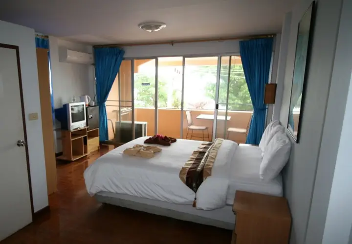 Чаам: Beachfront Hotel Cha Am