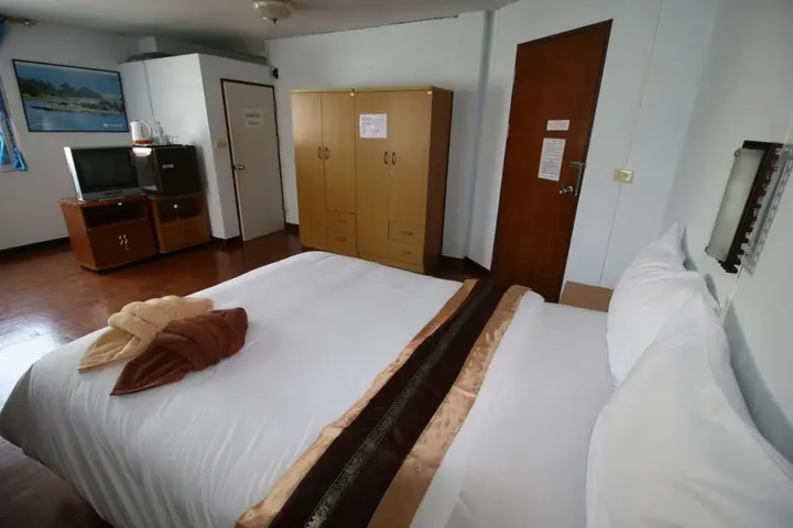 Чаам: Beachfront Hotel Cha Am