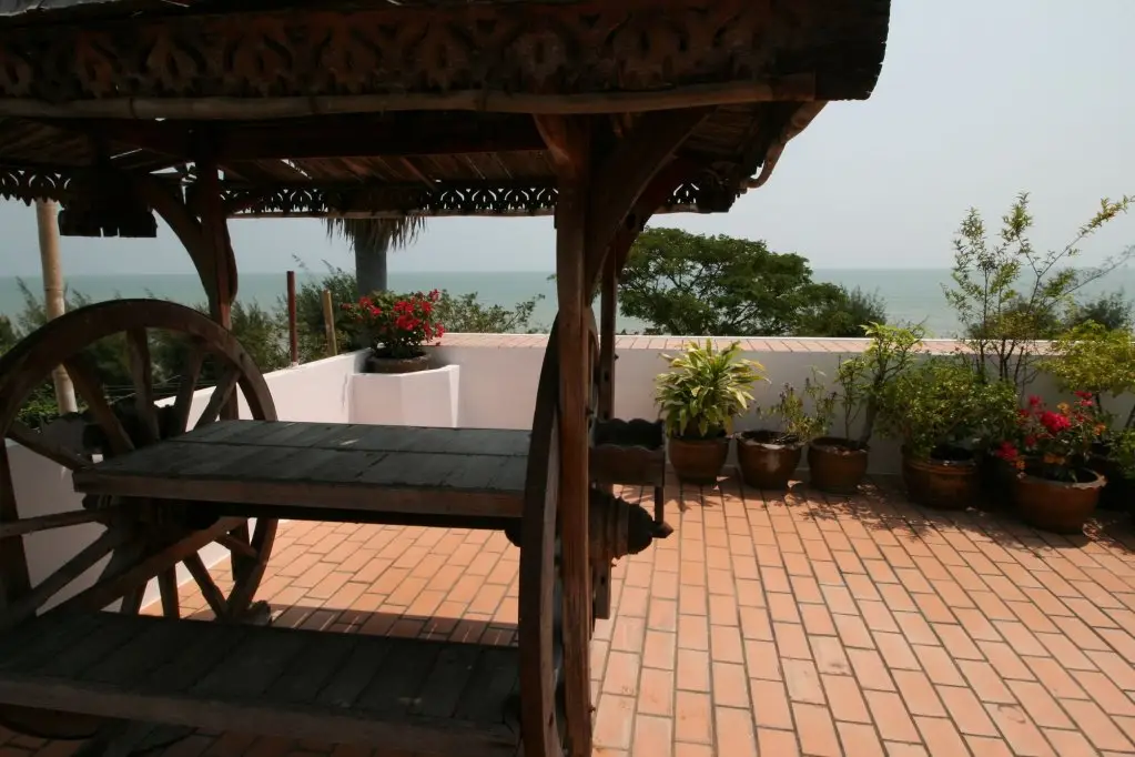 Чаам: Beachfront Hotel Cha Am