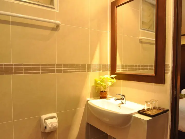 Кату: Hemingway's Hotel