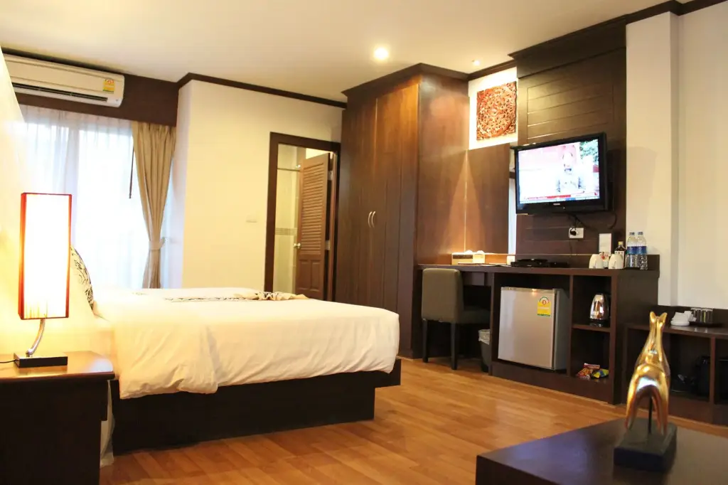 Кату: Hemingway's Hotel