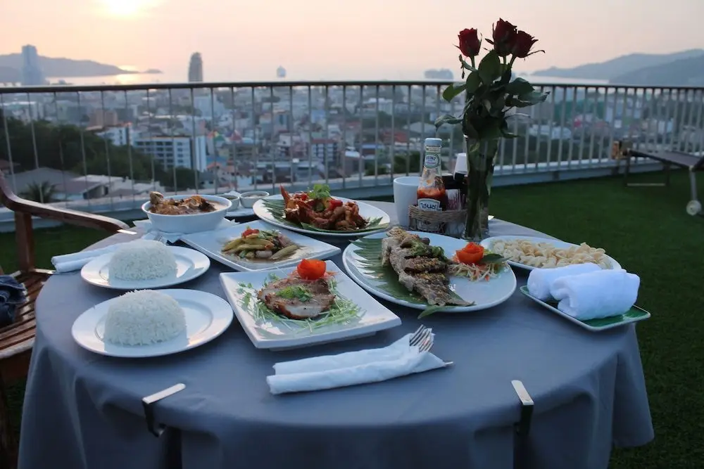 Кату: Hilltop Hotel
