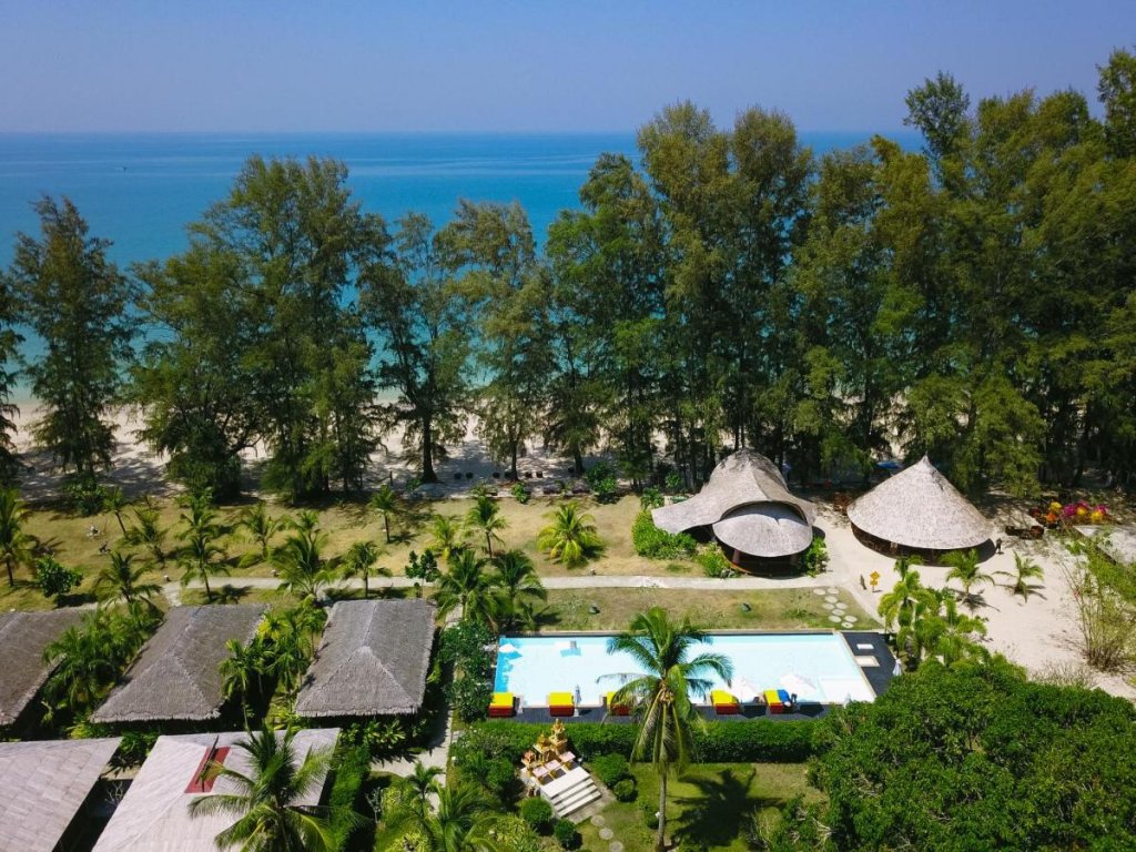 Отель Long Beach Chalet — фото 1