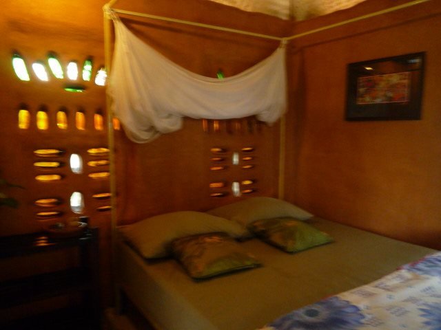 Паи: Amys Earth House