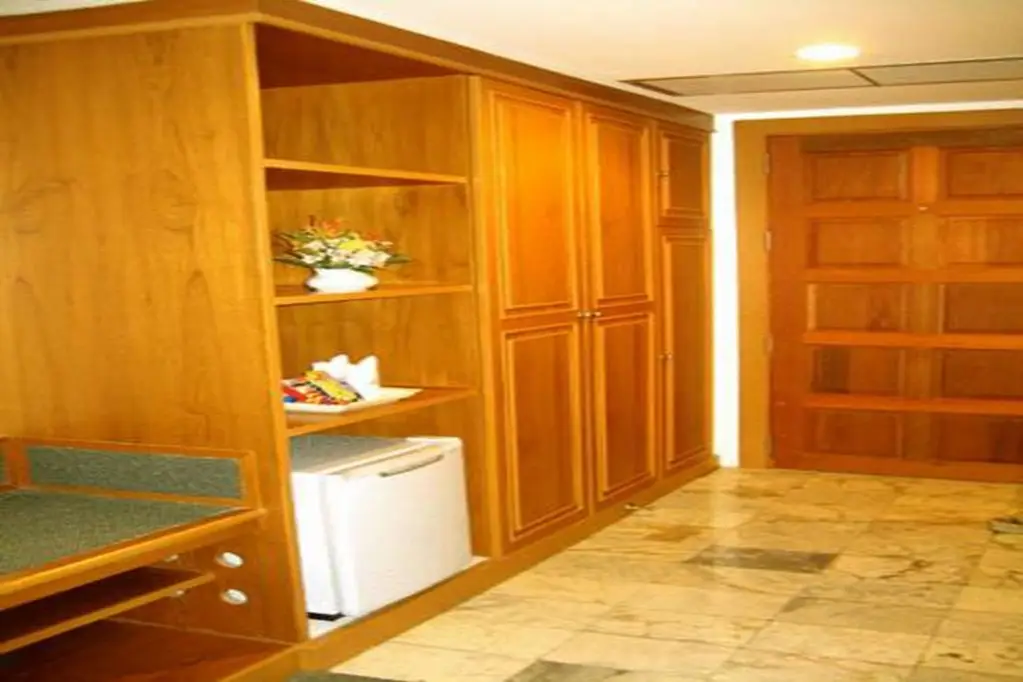Кхлонг-Янг: Raya Grand Hotel