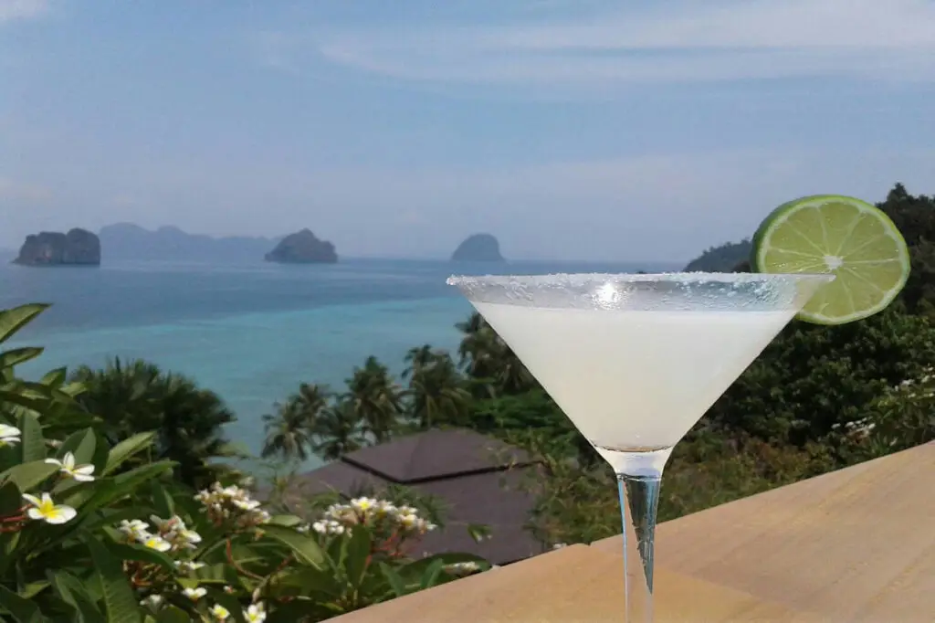 главный пляж: Koh Ngai Cliff Beach Resort