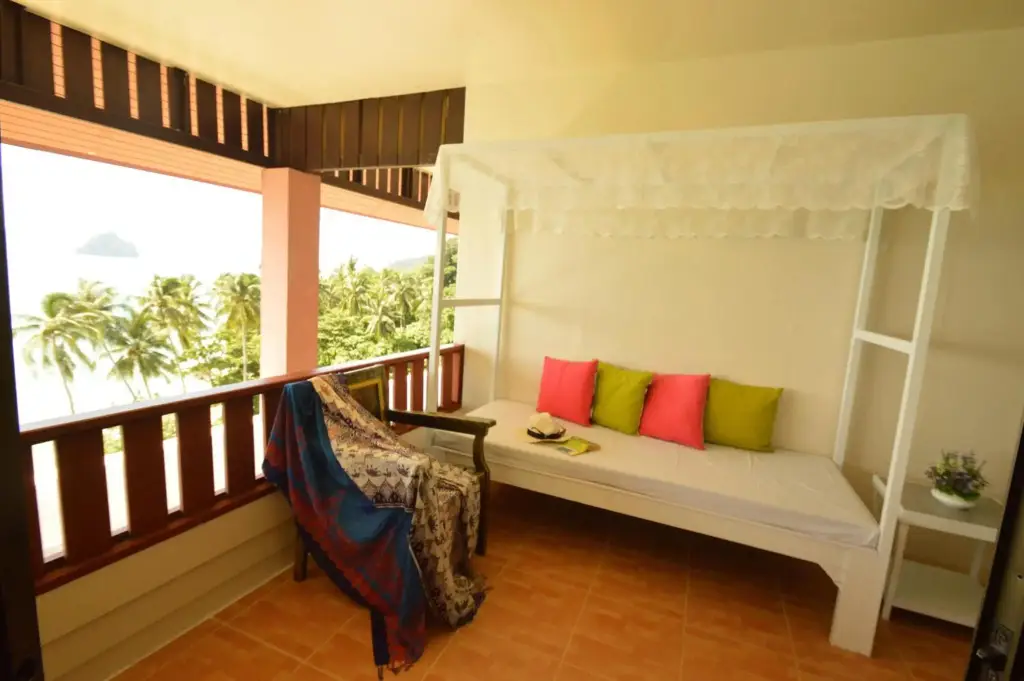 главный пляж: Koh Ngai Cliff Beach Resort
