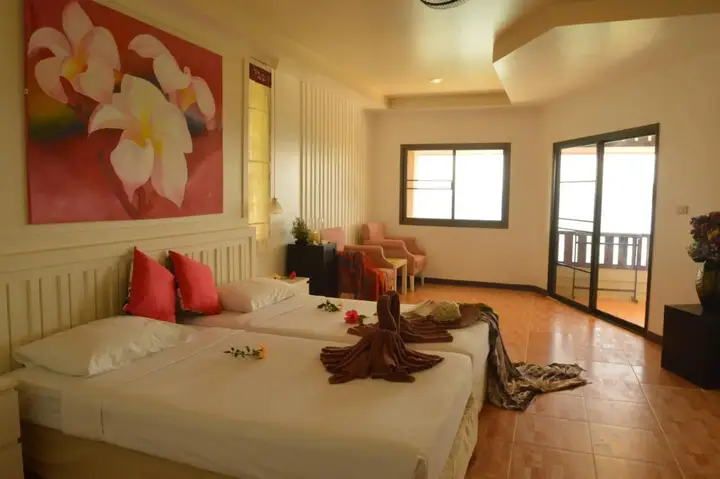 главный пляж: Koh Ngai Cliff Beach Resort