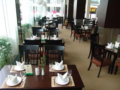 Golden Crown Grand Hotel — фото 1