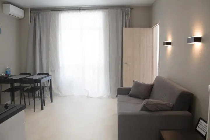 Омск: Apartment Izumrudnyy Bereg