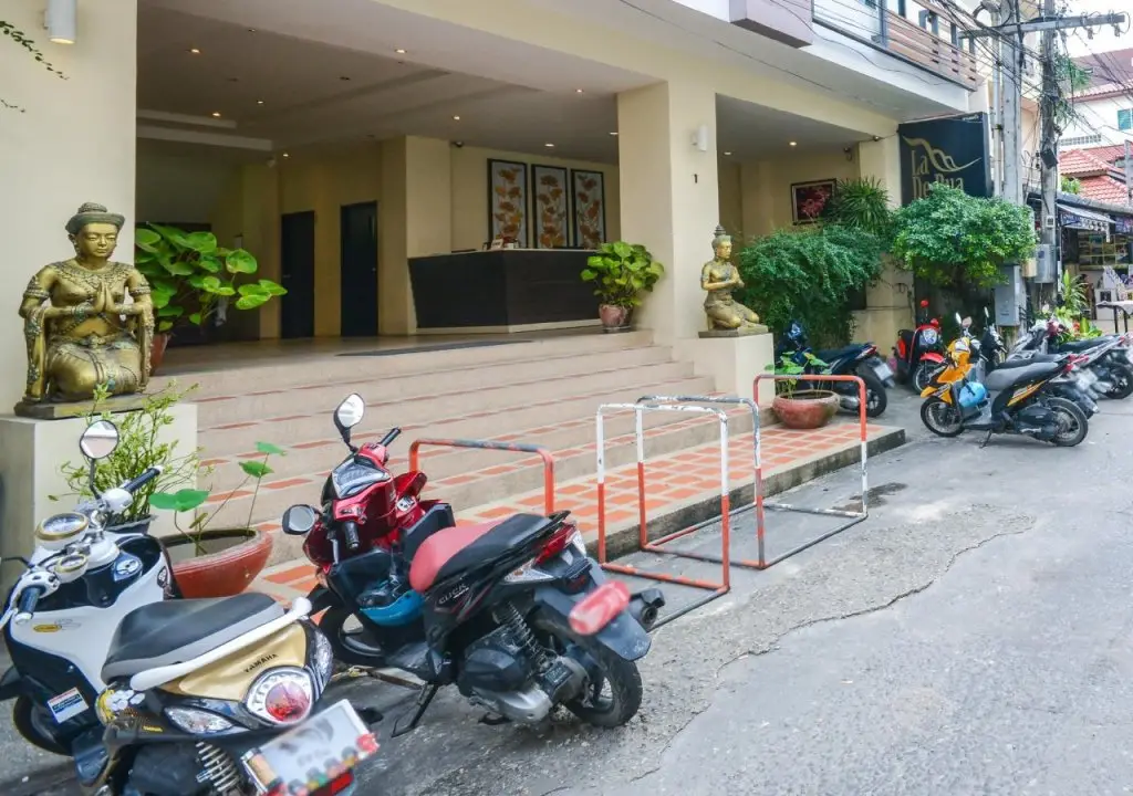 Кату: Ladebua Hotel