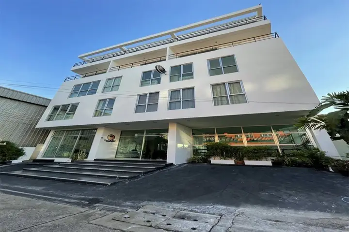 Бангкок: RQ Bangkok Sukhumvit 50 by Collection O