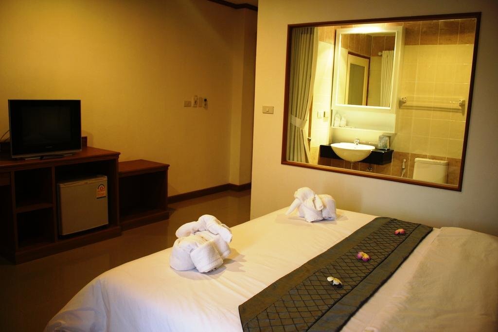 Кату: Santi White House Patong Hotel