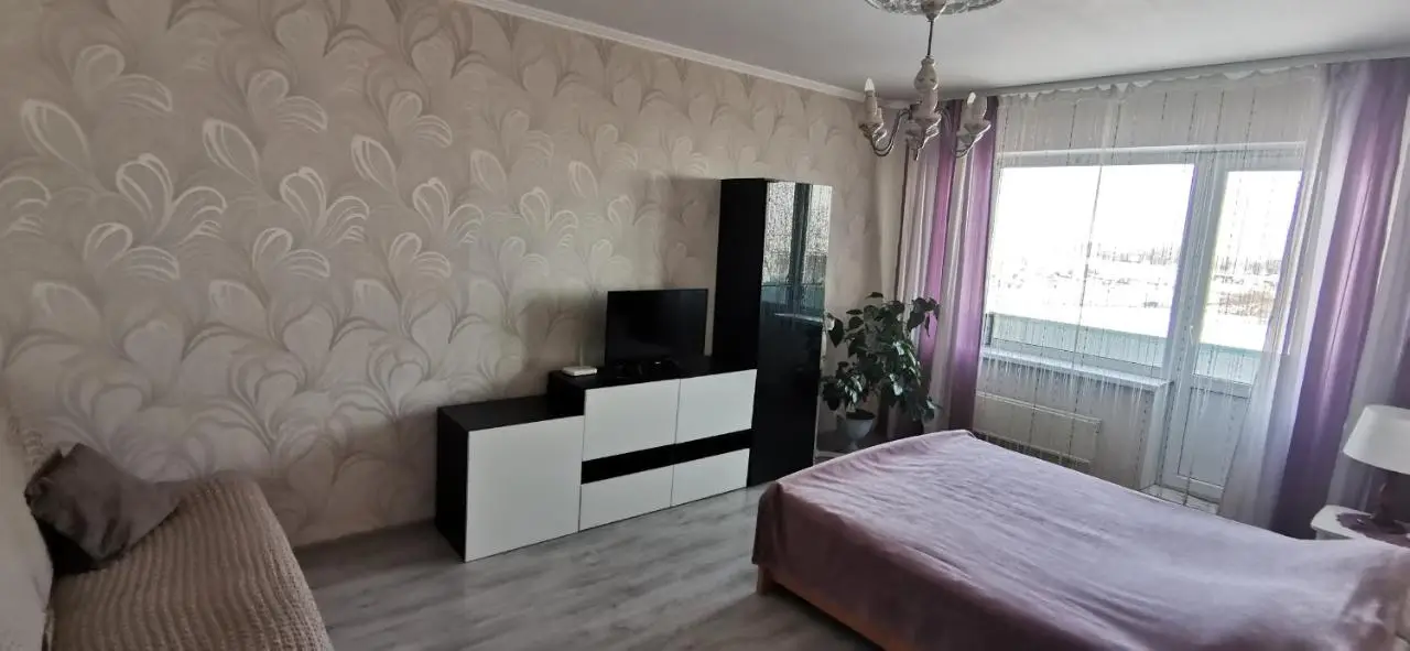Омск: Apartment on prospekt Komarova 31