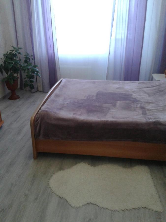 Омск: Apartment on prospekt Komarova 31
