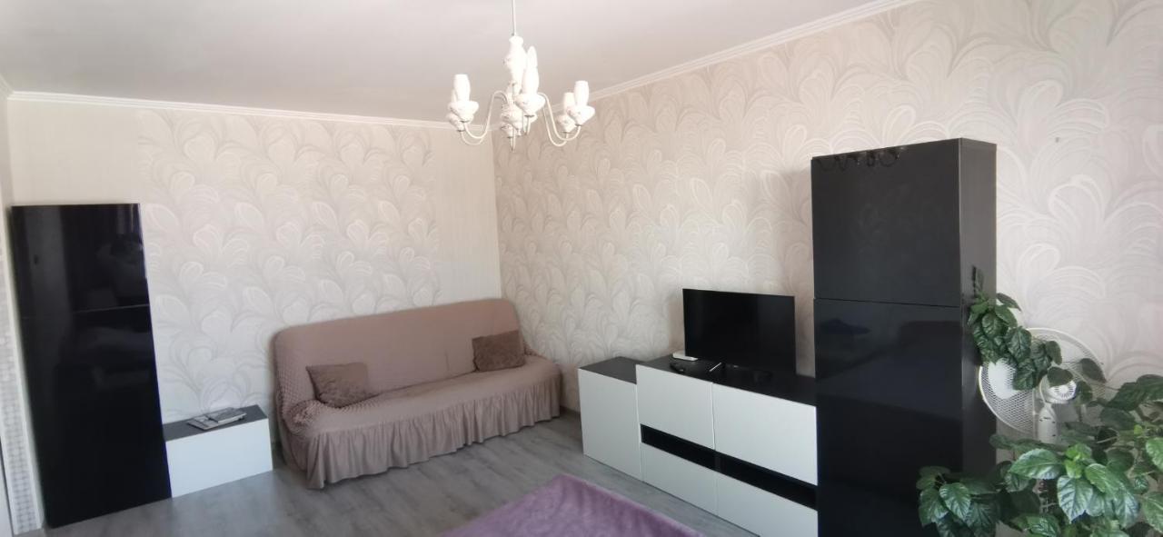 Омск: Apartment on prospekt Komarova 31