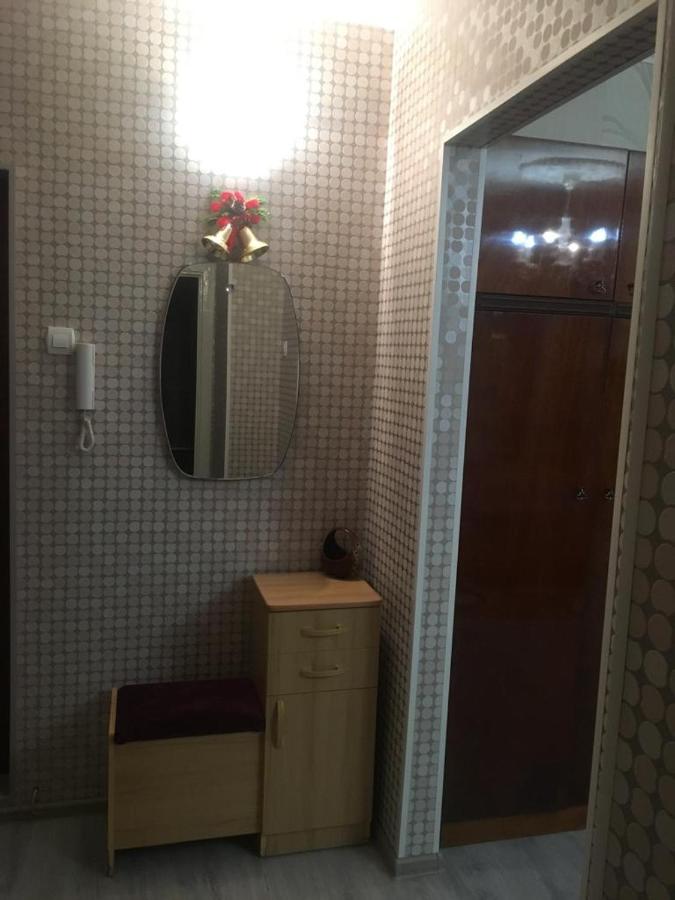 Омск: Apartment on prospekt Komarova 31