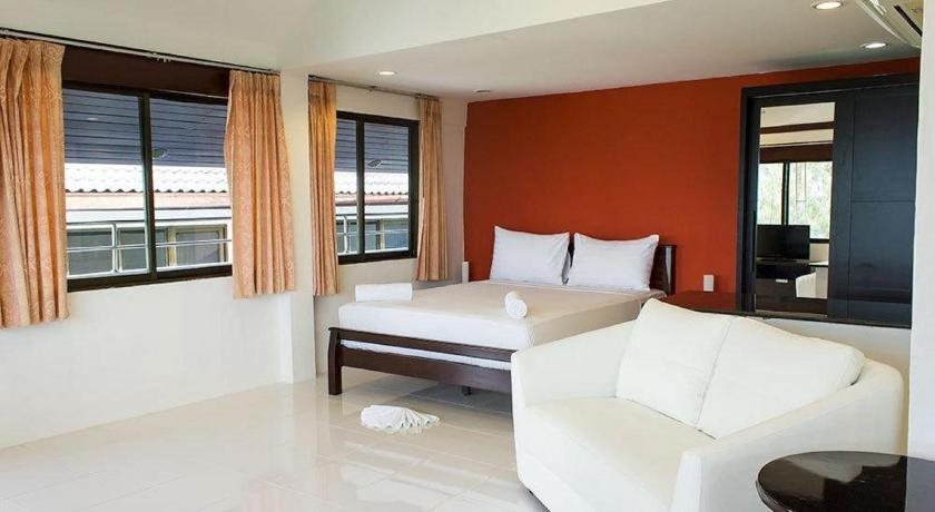 Кату: Baan Natacha Beachfront Guesthouse