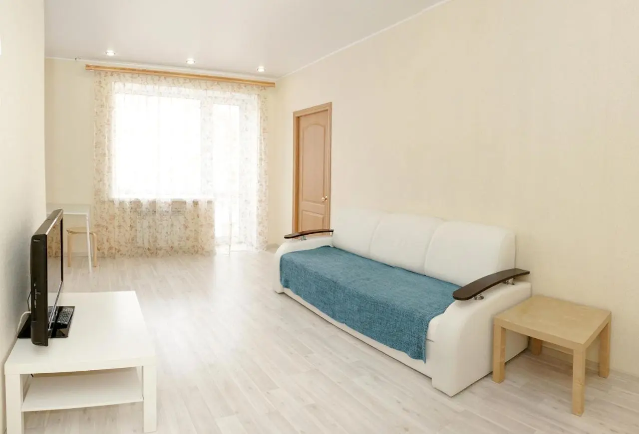 Омск: Omsk Sutki Apartments on Stachechnaya 6