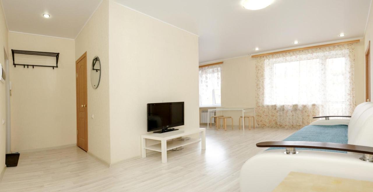 Омск: Omsk Sutki Apartments on Stachechnaya 6