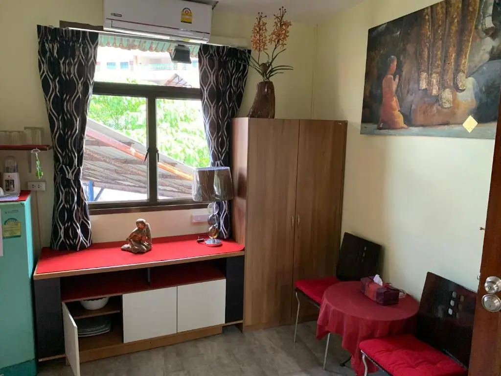 Кату: Fong Kaew and Baan Nang Fa Guesthouse