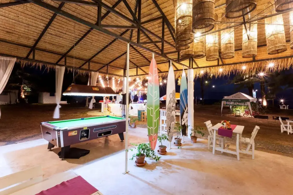 Тхаланг: Micky Monkey Beach Hotel Phuket Maikhao Thailand