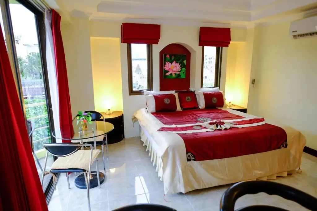 Кату: Adonis Guest House