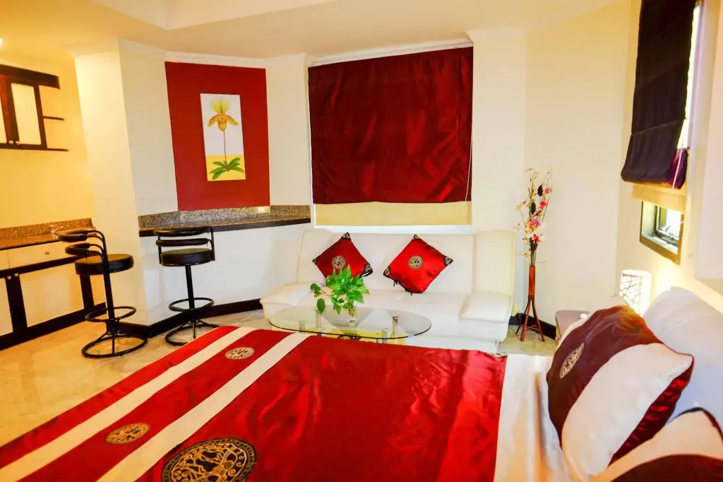 Кату: Adonis Guest House