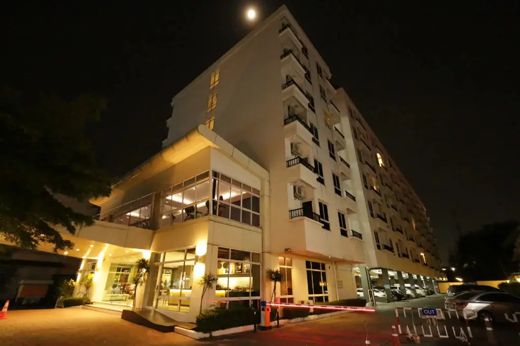 The Royal Bee Apart Hotel — фото 1