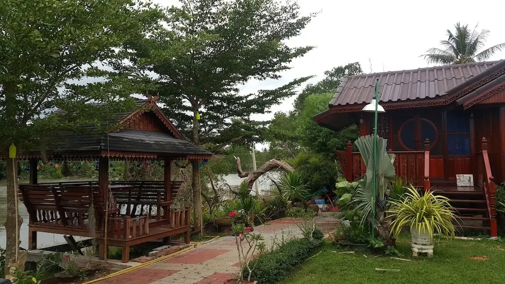 Сураттхани: Ruenthai Rimnam Resort