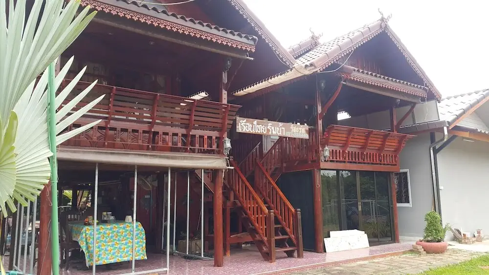 Сураттхани: Ruenthai Rimnam Resort