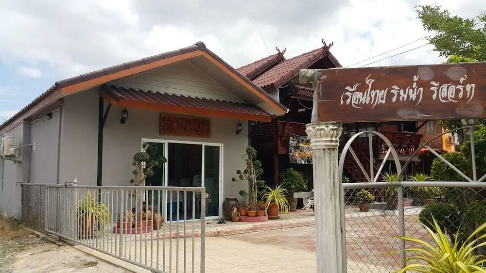 Сураттхани: Ruenthai Rimnam Resort