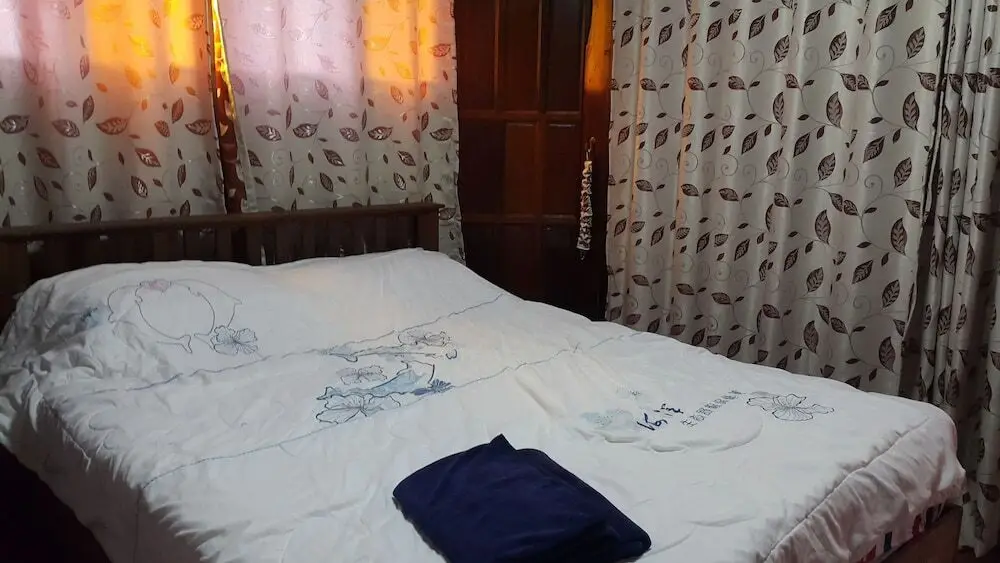 Сураттхани: Ruenthai Rimnam Resort