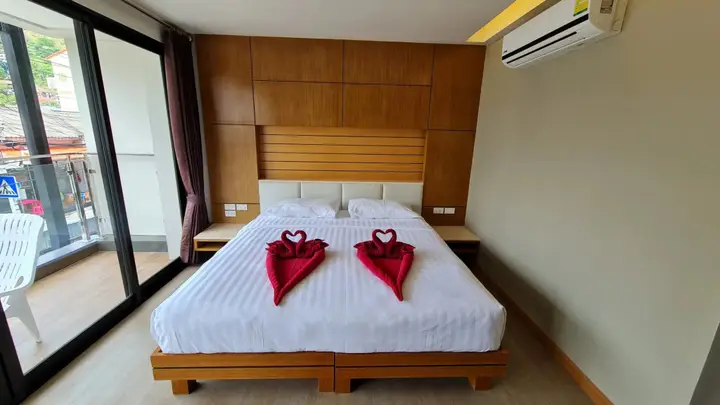 Муанг: Room Actually