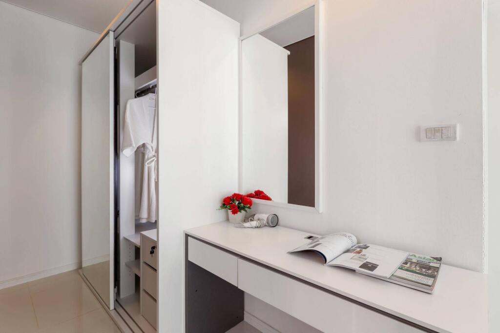 Кату: The Regent Condo