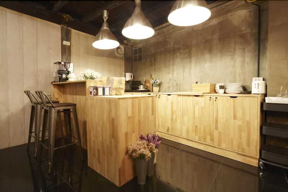 Бангкок: The Local Surasak Hostel