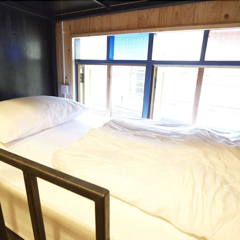 Бангкок: The Local Surasak Hostel