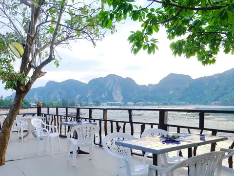 Phi Phi Cozy Seafront Resort — фото 1
