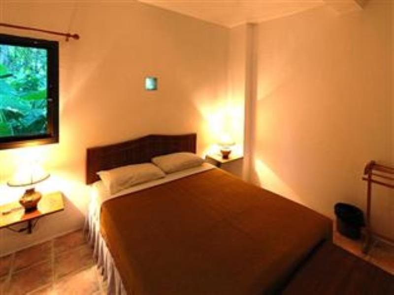 Муанг: Tiks Place