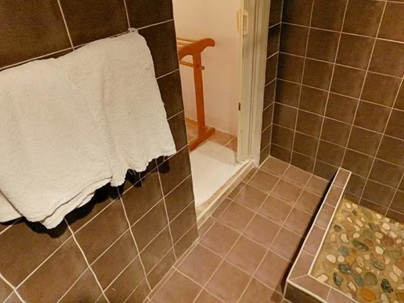Муанг: Tiks Place