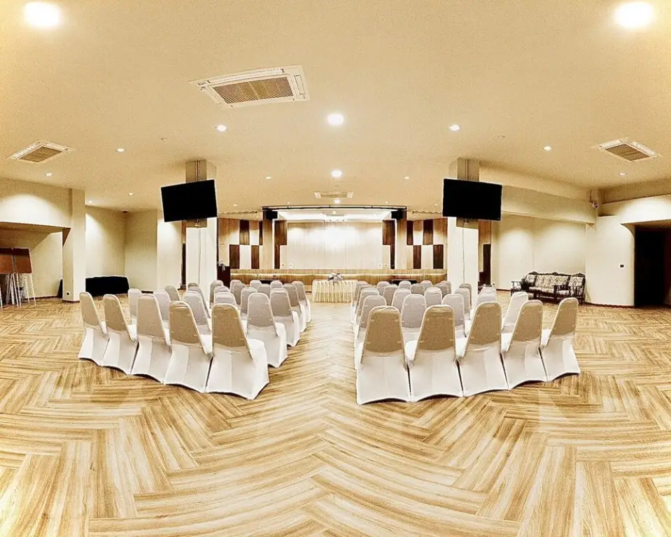Рои Эт: M Grand Hotel Roiet
