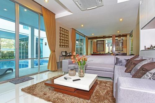 На Чом Тхиан: Jomtien Waree 8 - 6 Bedroom Pool Villa