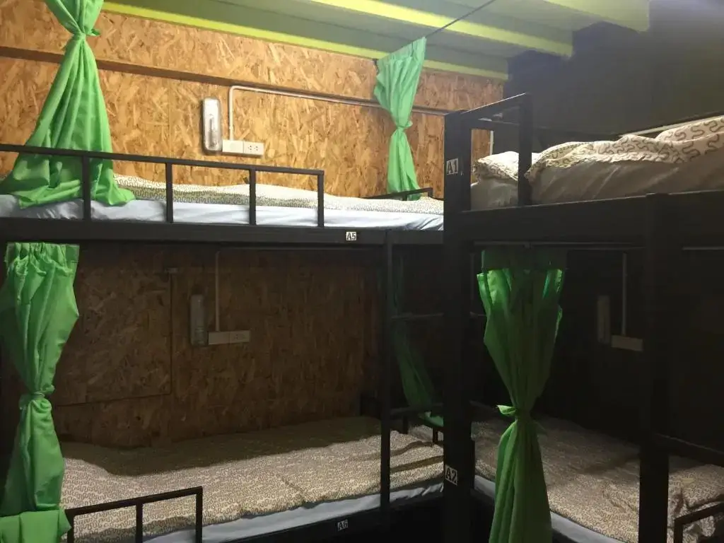 Самутсонгкхрам: Hometown Hostel