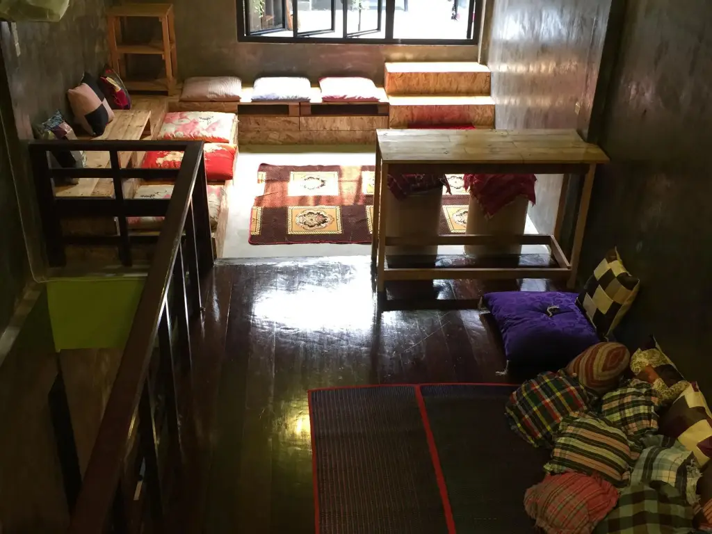 Самутсонгкхрам: Hometown Hostel