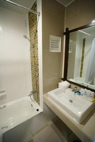 Исторический парк Kamphaeng Phet: Phet Hotel