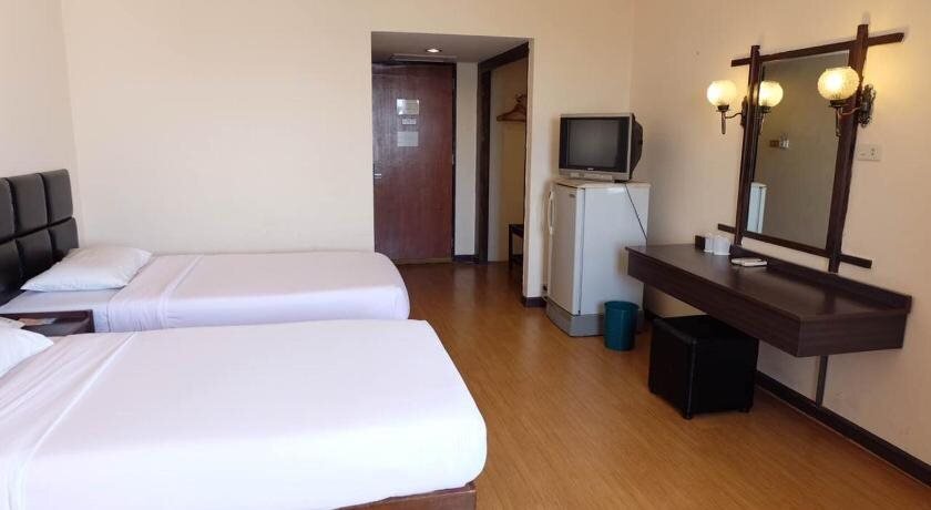 Исторический парк Kamphaeng Phet: Phet Hotel