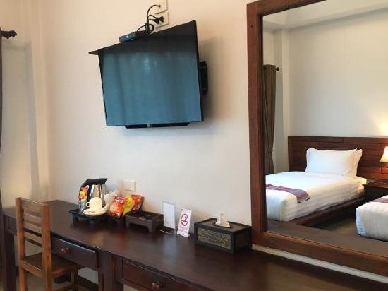 Нан: Nangreenlakeview Resort