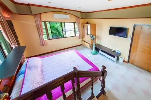 Муанг: Yellow Villa With Pool In Rawai