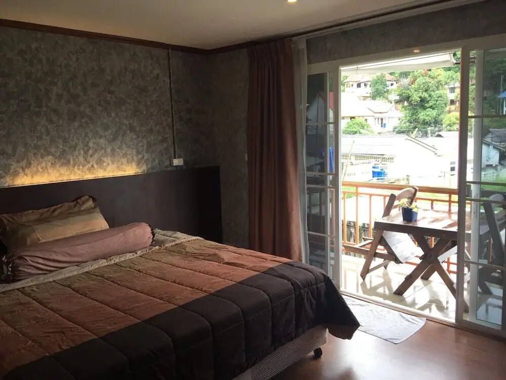 Муанг: PCR Kata Guesthouse