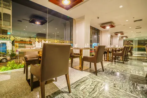 New Season Square Hotel — фото 1